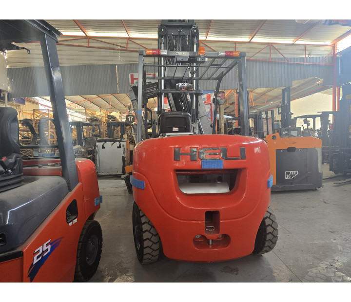 Montacargas Combustión Heli CPCD50 con motor Quanchai