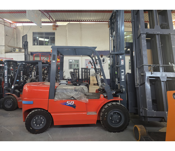 Montacargas Combustión Heli CPCD50 con motor Quanchai