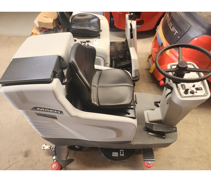 Restregadora autopropulsada eléctrica MACH M750