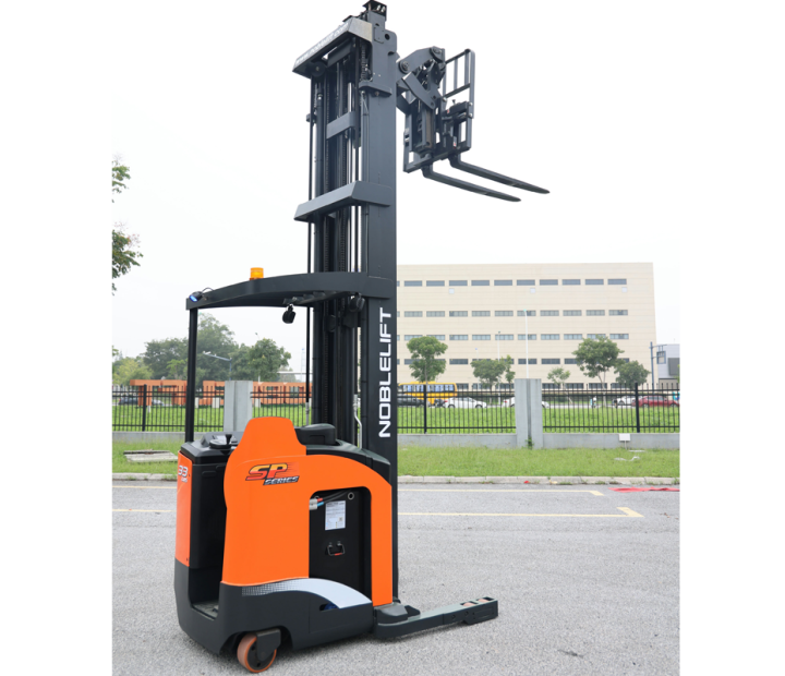 Montacargas Eléctrico Noblelift RT15DP hombre parado doble reach