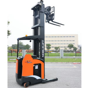 Montacargas Eléctrico Noblelift RT15DP hombre parado doble reach