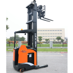 Montacargas Eléctrico Noblelift RT15DP hombre parado doble reach